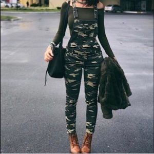 Forever 21 || Ripped Knee Camo Overalls Size S